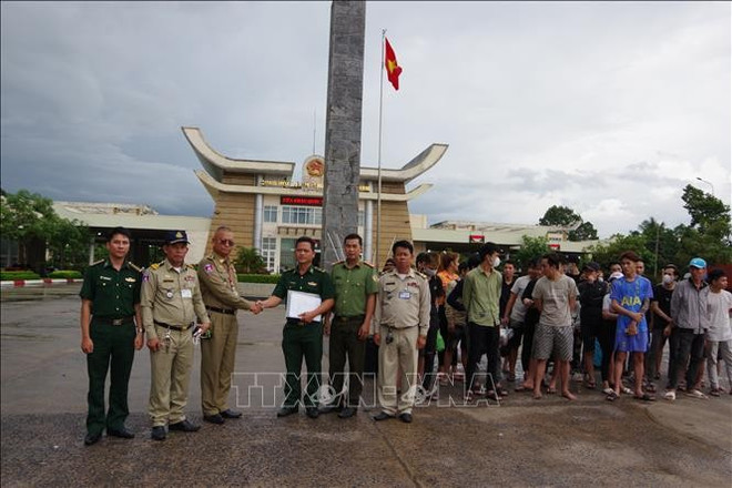 vna-potal-tay-ninh-tiep-nhan-33-cong-dan-bi-cuong-buc-lao-dong-duoc-giai-cuu-tai-campuchia-stand-2.jpg