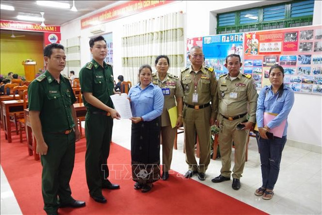 vna-potal-tay-ninh-tiep-nhan-33-cong-dan-bi-cuong-buc-lao-dong-duoc-giai-cuu-tai-campuchia-stand-1.jpg