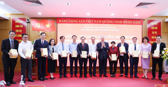 Phó Thủ tướng Thường trực Chính phủ Nguyễn Hòa Bình trao tặng sách cho các đại biểu từ các bộ ngành Trung ương. (Ảnh: PV/Vietnam+) z6601150346616-bfc5d947f5b717bb4bae70fdfa0a8d78.jpg