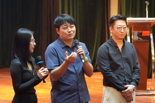 Director Cho Joon Hui (center) shares about the musical at the groundbreaking ceremony. (Photo: PV/Vietnam+) dsc04745.jpg