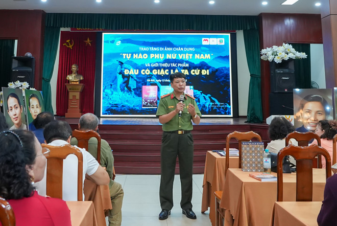 អ្នកនិពន្ធ វរសេនីយ៍ឯក Dang Vuong Hung ប្រធានអង្គការបេះដូងទាហាន បានណែនាំសៀវភៅនេះ។ (រូបថត៖ PV/Vietnam+) dsc09861.jpg