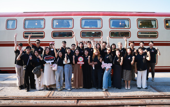 후보자들이 문화관광열차 '하노이 5게이트'에 탑승하고 있다. (사진: PV/Vietnam+) img-0188.jpg