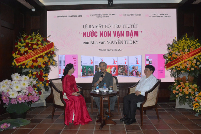 Buổi ra mắt sách có sự tham dự của nhiều chuyên gia nghiên cứu, văn nghệ sỹ. (Ảnh: Hoàng Hoàng/Vietnam+) z6610183644847-5d0818fb9c685cee1029f274256f21f1.jpg