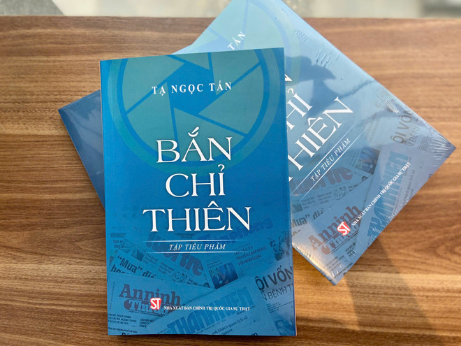 “Bắn chỉ thiên” không chỉ là một cuốn sách báo chí, mà còn là thông điệp của một người thầy dành cho các thế hệ làm báo hôm nay. (Ảnh: PV/Vietnam+) banchithien.jpg