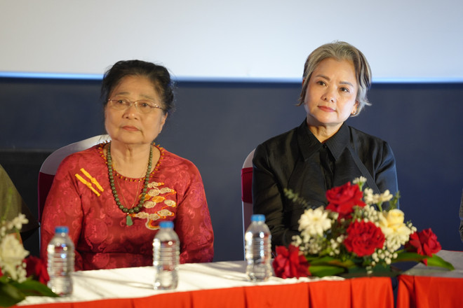 As atrizes Kim Xuyen e Thu Que na estreia do filme na noite de 21 de outubro. (Foto: PV/Vietnam+) puc06798.jpg