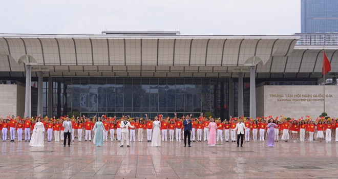 Eine Gruppe von Künstlern und Statisten filmt im National Convention Center. (Foto: PV/Vietnam+) anh-306t01.jpg