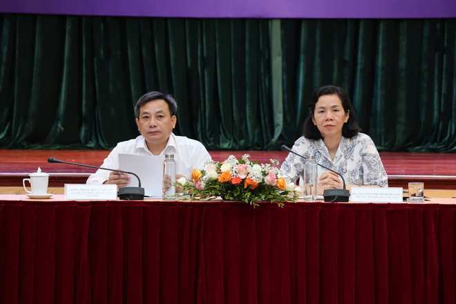Ông Phan Toàn Thắng , Chánh Văn phòng Hội Nhà báo Việt Nam và bà Nguyễn Thị Minh Hương, Phó Chủ tịch Hội Liên hiệp Phụ nữ Việt Nam chủ trì hội thảo. (Ảnh: PV/Vietnam+) z6693098986281-140d2e0e11d20cd03d0f2cca39bbfef8.jpg