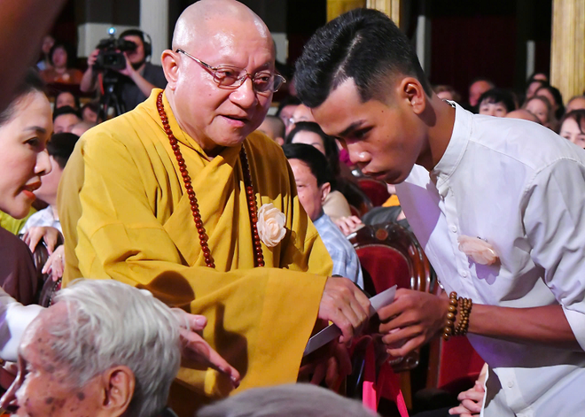 Im Rahmen des letztjährigen Vu Lan-Programms überreichte der Ehrwürdige Thich Gia Quang Dong Van Tuan ein Geschenk, um ihm für seinen Mut bei der Rettung von Menschen aus einem Feuer zu danken. (Foto: Quang Tam) vulan1.png