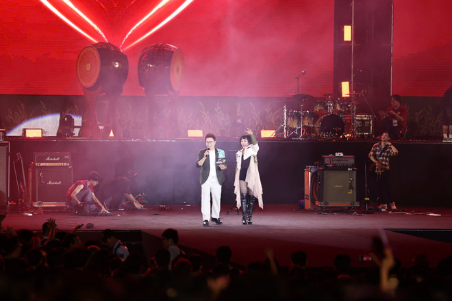 この番組の司会は、MCのレ・アンと歌手のタイ・トゥイ・リンが務める。(写真:PV/Vietnam+) rock-3.jpg