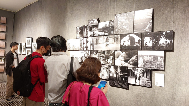 The first Hanoi Photography Festival (Photo Hanoi 23) includes about 20 large and small events, attracting the attention of photography lovers. (Photo: Minh Thu/Vietnam+) photohanoi2.jpg