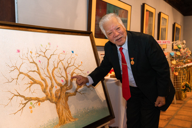 Volkskunstenaar Le Chuc leest nog steeds regelmatig commentaar in kunstprogramma's en draagt daarnaast bij aan de opleiding van de volgende generatie. (Foto: FBNV) 530890681-10224461610086766-3519423354468695027-n.jpg