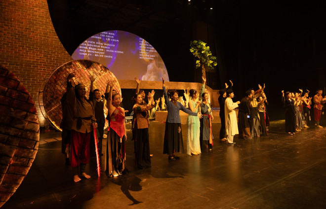 ការលេងនេះបាននាំមកនូវការរួមបញ្ចូលគ្នានៃសិល្បករវ័យក្មេងដែលមានទេពកោសល្យ។ (រូបថត៖ PV/Vietnam+) file-362.jpg