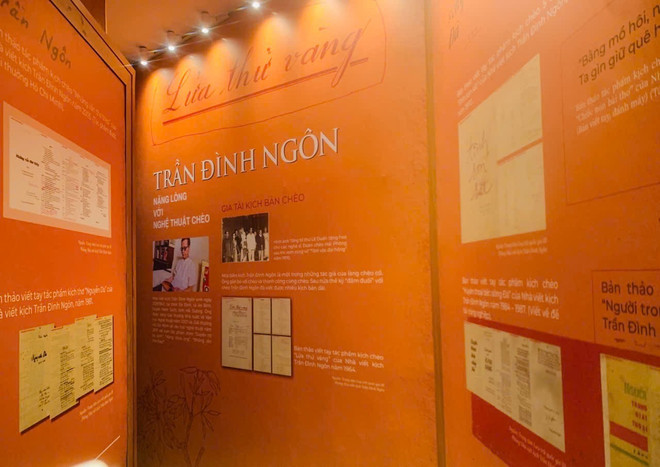 극작가 쩐 딘 응온(Tran Dinh Ngon)의 문서를 전시하는 코너입니다. (사진: PV/Vietnam+) luutru.jpg