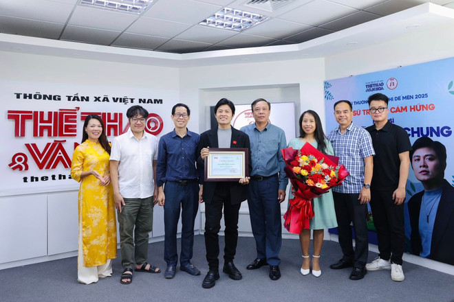 ឆ្នាំនេះ តន្ត្រីករ Nguyen Van Chung (ទីបួនពីឆ្វេង) បានក្លាយជាឯកអគ្គរដ្ឋទូតបំផុសគំនិតនៃពានរង្វាន់ De Men Children's Awards។ (រូបថត៖ អ្នកចូលរួមចំណែក/Vietnam+) 493943007-10232862335214910-303387368737751801-n.jpg