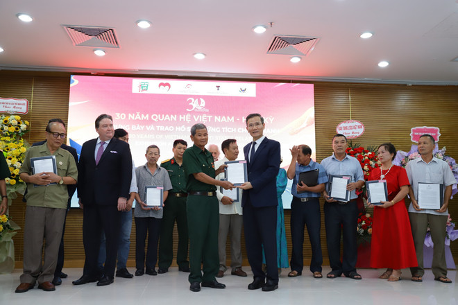 Với nhiều gia đình liệt sỹ, được nhận lại hồ sơ chứng tích chiến tranh là một điều ý nghĩa, thiêng liêng như được gặp lại người thân của mình. (Ảnh: PV/Vietnam+) z6791195570564-e230c9fa402e55611cbd00e8194b8a64.jpg