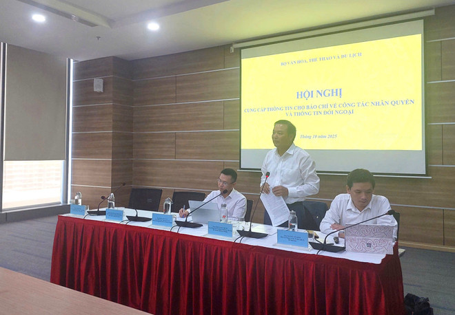 Ông Trịnh Ngọc Chung, Cục trưởng Cục Văn hóa các dân tộc Việt Nam (Bộ Văn hóa, Thể thao và Du lịch) chia sẻ tại Hội nghị Cung cấp thông tin cho báo chí về công tác nhân quyền và thông tin đối ngoại. (Ảnh: Minh Thu/Vietnam+) trinhngocchung.jpg