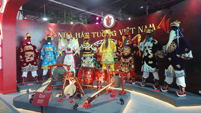 កន្លែងផ្សព្វផ្សាយ និងណែនាំសិល្បៈ Tuong ។ (រូបថត៖ Minh Thu/Vietnam+) z6957836196621-dda276ce890f20bd583a675641f4c557.jpg