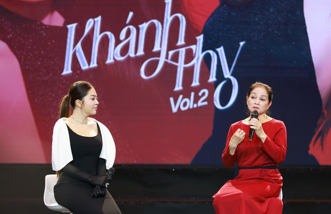 People's Artist Ha Thuy (right), former Head of the Vocal Music Department, Military University of Culture and Arts. (Photo: PV/Vietnam+) nsnd-ha-thuy-hoc-tro-khanh-thy-2.jpg