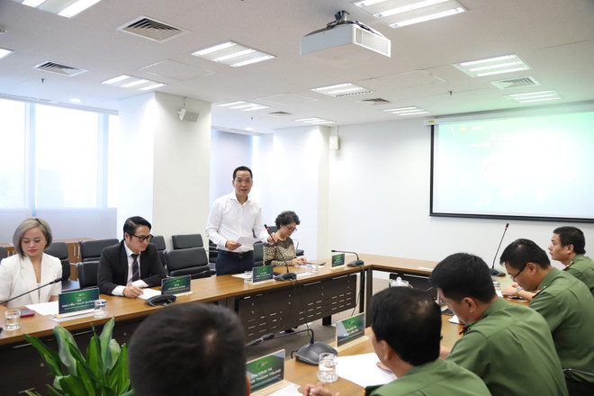Nhà báo Trịnh Quốc Đông, Phó Trưởng ban Chuyên đề-Khoa giáo (Đài Truyền hình Việt Nam) giới thiệu về chương trình. (Ảnh: CTV/Vietnam+) canh-giac-247.jpg