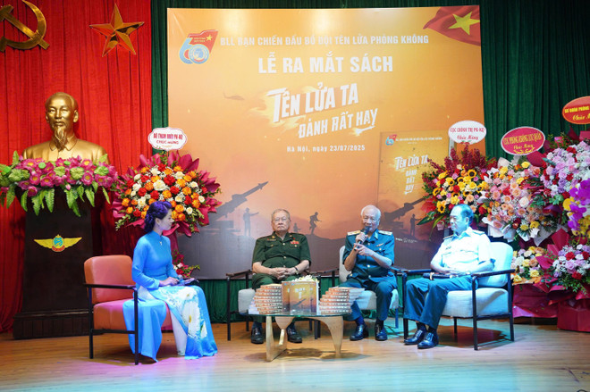 Comité de rédaction du livre : Héros des Forces armées populaires – Colonel Nguyen Dinh Kien, Héros des Forces armées populaires – Lieutenant-général Nguyen Van Phiet, Héros des Forces armées populaires – Colonel Tran Manh Hien. (Photo : PV/Vietnam+) z6833584843460-7e21b17c950fc51e6c9fda257d108900.jpg