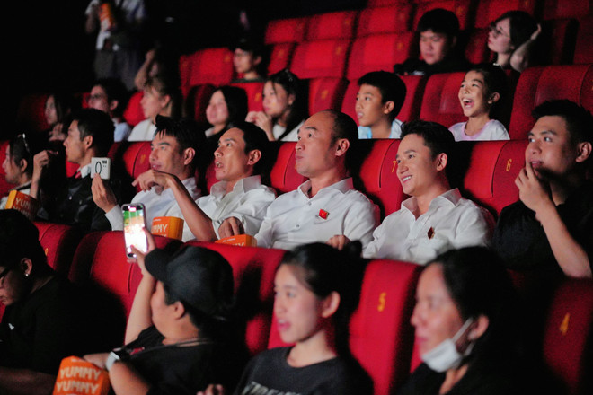 Các nghệ sỹ cùng khán giả xem trước tập 3. Tập này có những giọt nước mắt rơi vì sự thấu hiểu và tôn trọng đối với những người hùng thầm lặng đang âm thầm đối đầu với biển lửa, hiểm nguy mỗi ngày. (Ảnh: PV/Vietnam+) csqc-10.jpg