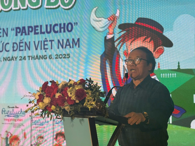 Nhà thơ Trần Đăng Khoa - Nguyên Phó Chủ tịch Hội Nhà văn Việt Nam chia sẻ Papelucho là cuốn sách đặc biệt, hấp dẫn. (Ảnh: Thu Hoài/Vietnam+) papel-6.jpg