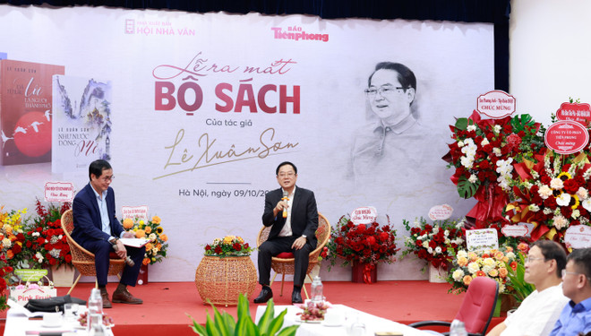 Autorul Le Xuan Son vorbește despre noua sa trilogie. (Foto: Nhu Y/Vietnam+) mgm1372.jpg