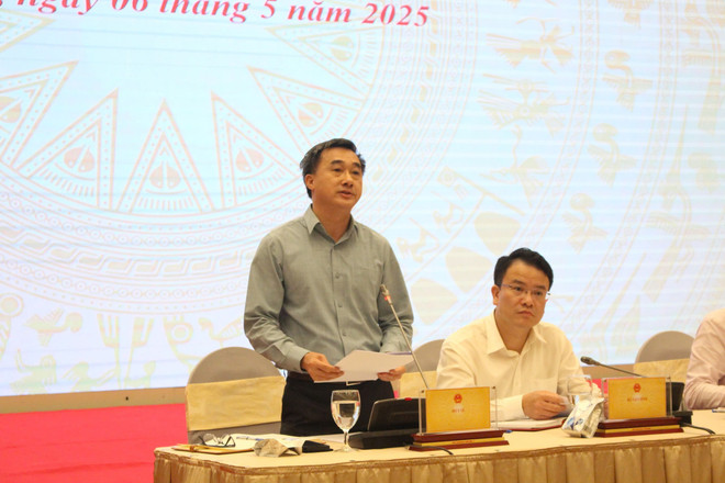 Thứ trưởng Bộ Y tế Trần Văn Thuấn trả lời tại họp báo. (Ảnh: PV/Vietnam+) tan.jpg