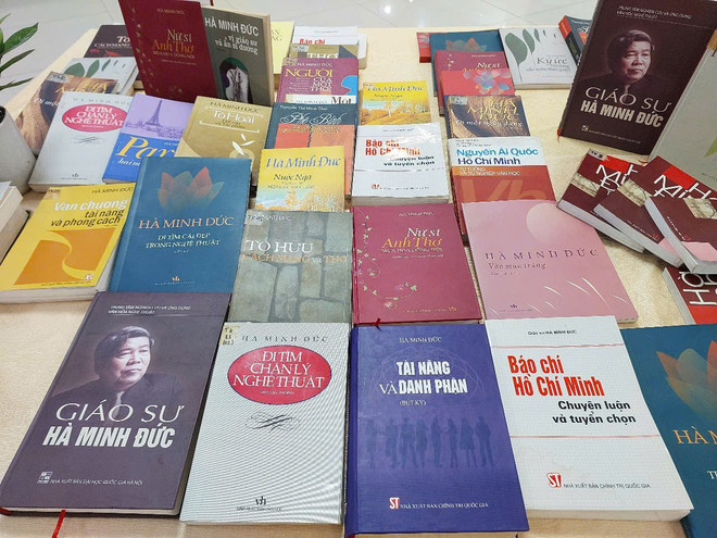 Một số ấn phẩm từng được xuất bản của Giáo sư Hà Minh Đức. (Ảnh: Minh Thu/Vietnam+) sachduc.jpg