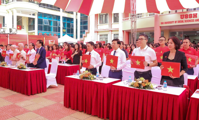 Delegates attending the exhibition. (Photo: Son Hai) kyuc.jpg