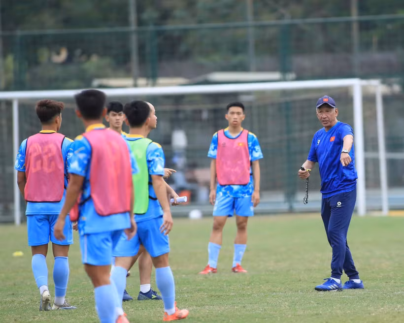 HLV Yutaka Ikeuchi cùng các học trò trên sân tập. (Nguồn: VFF)