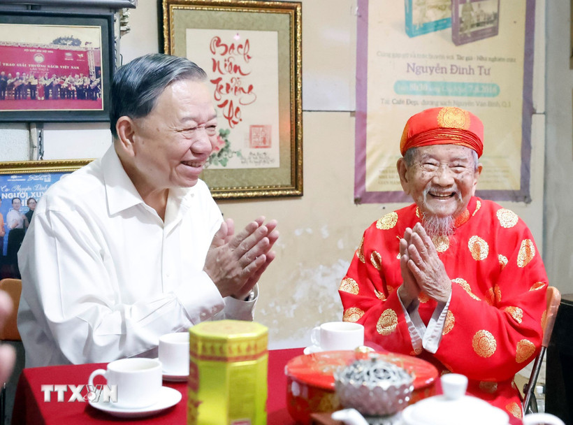 Tổng Bí thư Tô Lâm đến thăm chúc Tết nhà nghiên cứu Nguyễn Đình Tư, 106 tuổi, người có nhiều công trình nghiên cứu về sử học, văn hóa có giá trị. (Ảnh: Thống Nhất/TTXVN)