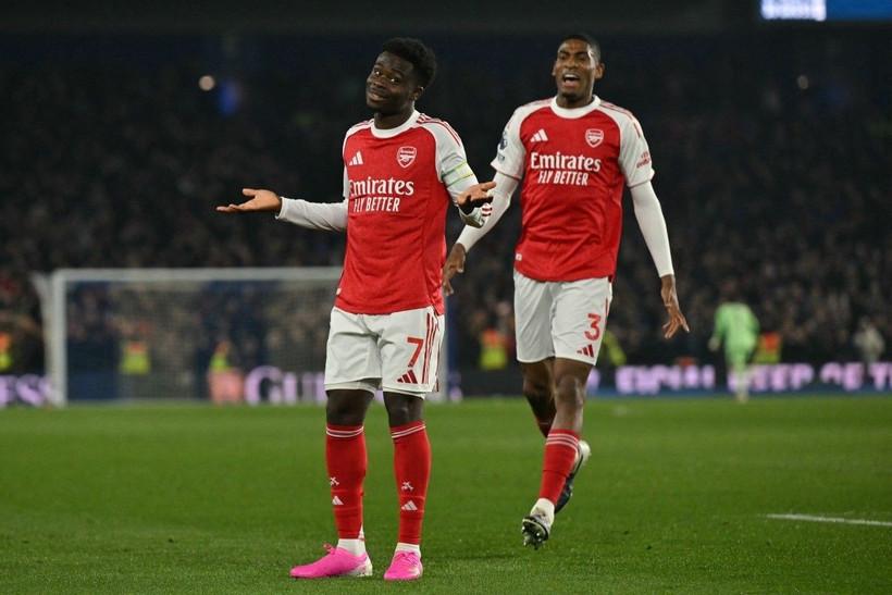Bukayo Saka ghi bàn giúp Arsenal chiến thắng và bỏ xa Man City. (Nguồn: AFP)