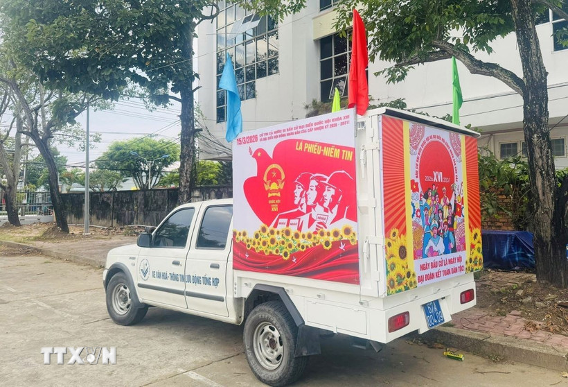 Các xe tuyên truyền lưu động của Trung tâm Văn hóa Nghệ thuật tỉnh An Giang lắp đặt loa phóng thanh với nội dung tuyên truyền bằng tiếng Việt và tiếng Khmer đến các khu dân cư, chợ, điểm sinh hoạt cộng đồng để tuyên truyền. (Ảnh: Công Mạo/TTXVN)