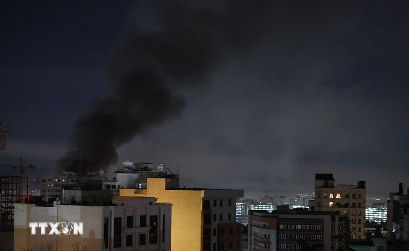 Khói bốc lên sau cuộc không kích của Israel tại Tehran, Iran, ngày 7/3/2026. (Ảnh: THX/TTXVN)