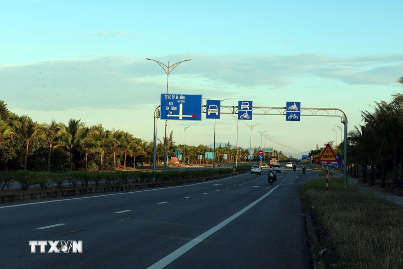 Tuyến đường ven biển Võ Chí Công qua Khu kinh tế mở Chu Lai. (Ảnh: Đỗ Trưởng/TTXVN)