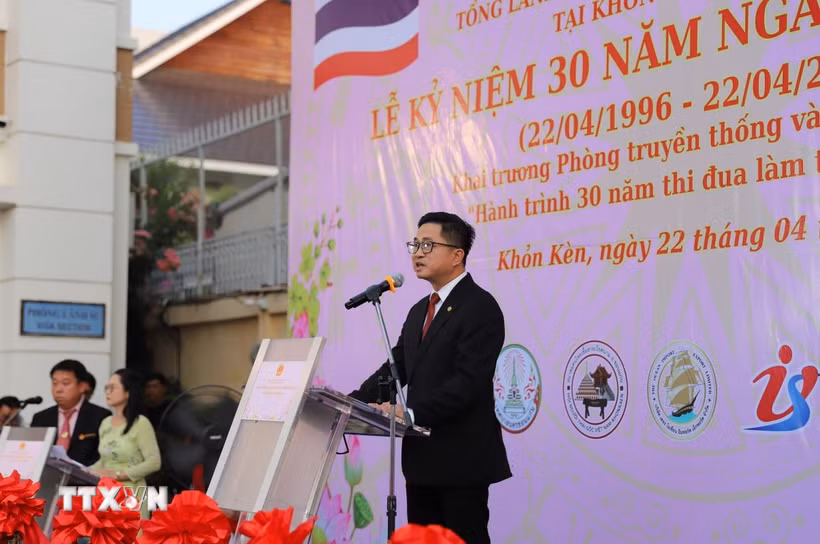 Tổng lãnh sự Đinh Hoàng Linh phát biểu tại lễ kỷ niệm. (Ảnh: Đỗ Sinh/TTXVN)