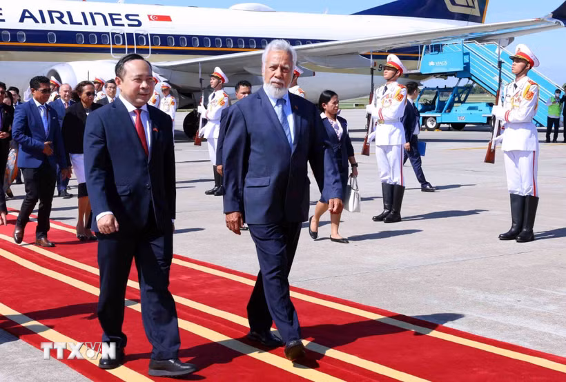 Thủ tướng Timor Leste Kay Rala Xanana Gusmão đến sân bay quốc tế Nội Bài (Hà Nội), bắt đầu thăm chính thức Việt Nam và tham dự Diễn đàn Tương lai ASEAN lần thứ ba. (Ảnh: Phạm Kiên/TTXVN)