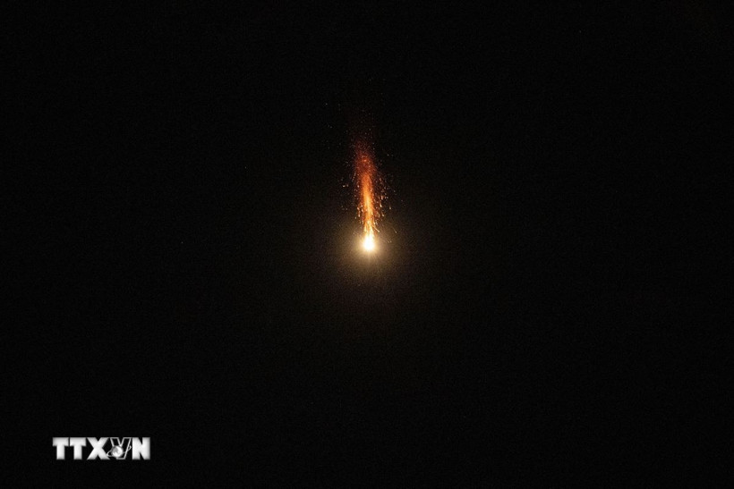 Hệ thống phòng không Israel đánh chặn tên lửa của Iran trên bầu trời Tel Aviv ngày 28/2/2026. (Ảnh: THX/TTXVN)