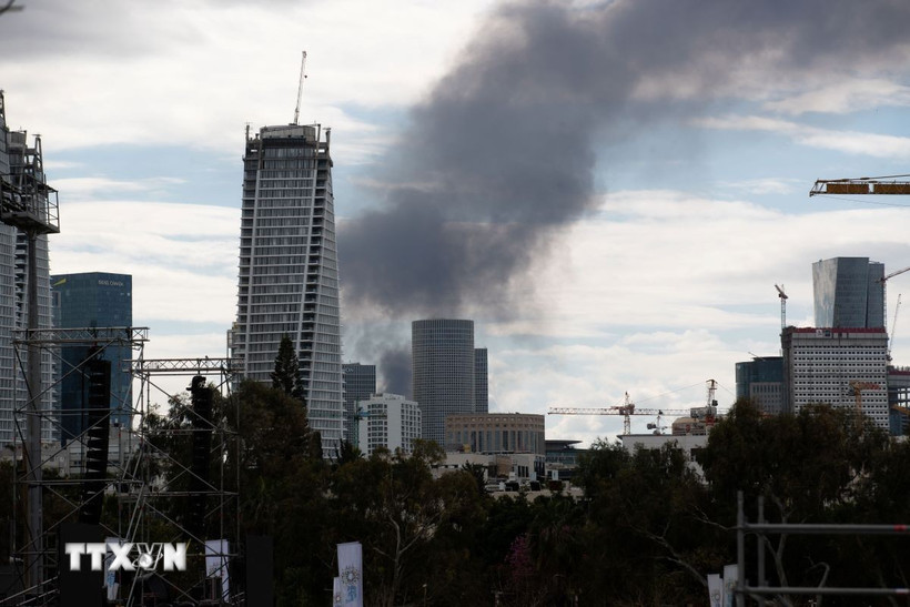 Khói bốc lên tại thành phố Tel Aviv, Israel sau các vụ phóng tên lửa đáp trả của Iran hướng tới lãnh thổ Israel, ngày 28/2/2026. (Ảnh: THX/TTXVN)