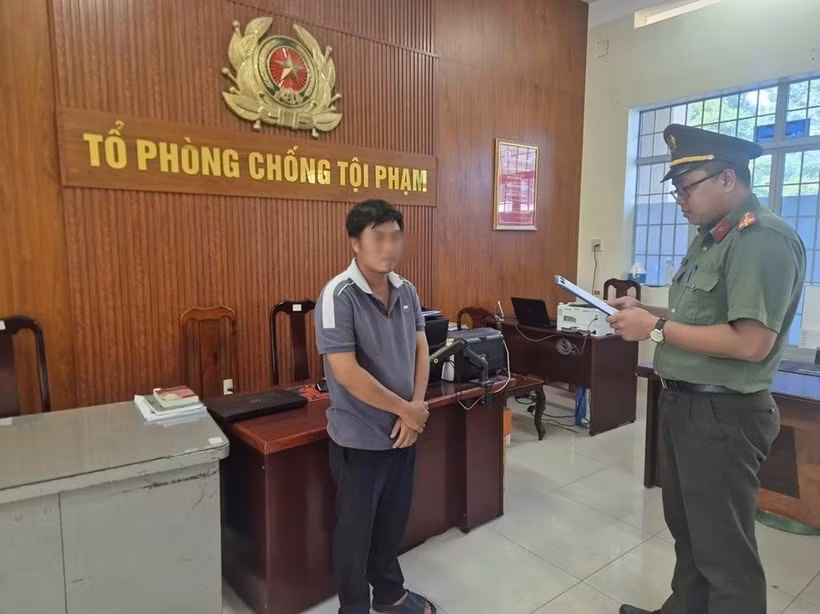 Cơ quan an ninh điều tra thi hành lệnh bắt tạm giam đối với Nguyễn Minh Tiến. (Ảnh: Công an Đồng Nai/TTXVN phát)
