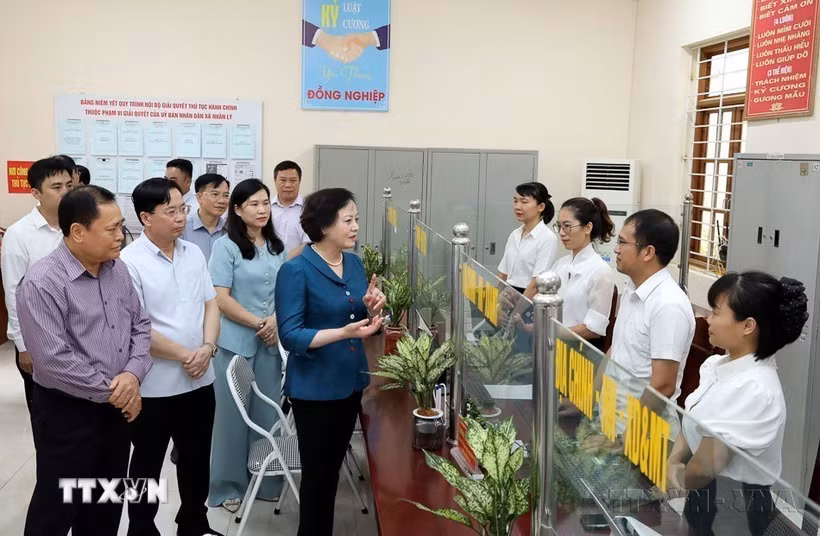 Cuộc cách mạng tinh gọn tổ chức bộ máy là quyết sách có ý nghĩa lịch sử, được triển khai đồng bộ trong toàn hệ thống chính trị với quyết tâm chính trị rất cao. Trong ảnh: Bộ trưởng Bộ Nội vụ Phạm Thị Thanh Trà kiểm tra tại Trung tâm phục vụ hành chính công xã Nhân Lý mới, tỉnh Lạng Sơn, ngày 29/6/2025. (Ảnh: Văn Đạt/TTXVN)