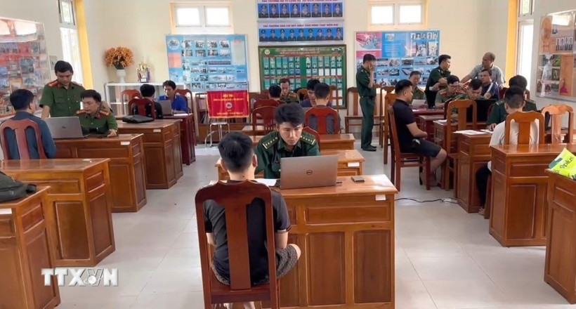 Lực lượng chức năng làm việc với các đối tượng nhập cảnh trái phép từ Campuchia vào Việt Nam, qua biên giới tỉnh Đồng Tháp. (Ảnh: TTXVN phát)