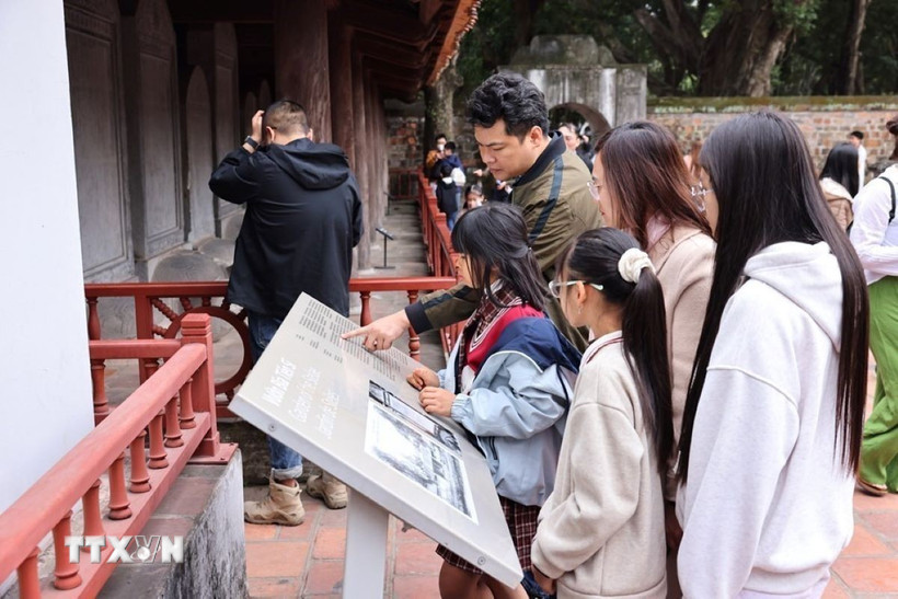 Đông đảo du khách thủ đô và nước ngoài tham quan di tích Văn Miếu-Quốc Tử Giám trong ngày nghỉ lễ. (Ảnh: Minh Đức/TTXVN)