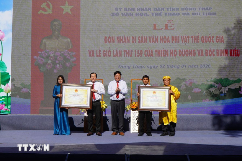 Chủ tịch UBND tỉnh Đồng Tháp Phạm Thành Ngại trao Bằng Chứng nhận Di sản văn hóa phi vật thể quốc gia đối với Lễ giỗ Thiên Hộ Dương, Đốc Binh Kiều và Lễ hội Vía bà Chúa xứ Gò Tháp. (Ảnh: Nhựt An/TTXVN)