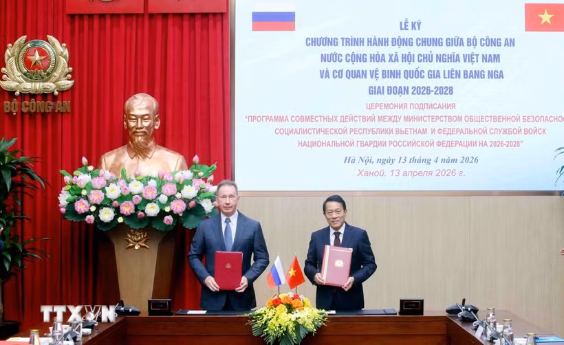Đại tướng Lương Tam Quang, Bộ trưởng Bộ Công an và Đại tướng Zolotov Viktor, Giám đốc Cơ quan Vệ binh quốc gia Liên bang Nga ký kết Chương trình hành động chung giữa Bộ Công an Việt Nam và Cơ quan Vệ binh quốc gia Liên bang Nga giai đoạn 2026-2028. (Ảnh: Phạm Kiên/TTXVN)
