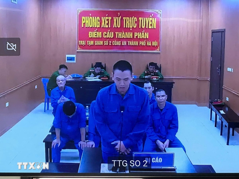 Bị cáo Nguyễn Văn Thiên (đứng) tại đầu cầu Trại tạm giam số 2 - Công an thành phố Hà Nội. (Ảnh: Kim Anh/TTXVN)