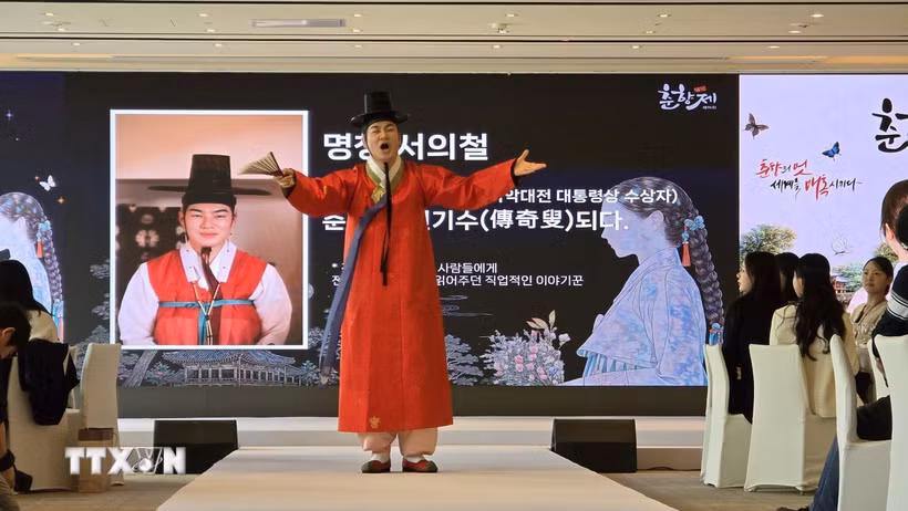 Danh ca Pansori Seo Eui Cheol biểu diễn một đoạn trong Chunhyang-ga, tái hiện di sản văn hóa truyền thống lâu đời của Lễ hội Chunhyang lần thứ 96. (Ảnh: Đức Thắng/TTXVN)