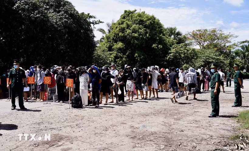 Tiếp nhận 137 công dân Việt Nam do phía Campuchia trao trả. (Ảnh: TTXVN phát)