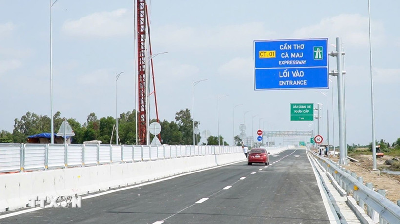 Các phương tiện lưu thông trên Dự án cao tốc Cần Thơ-Cà Mau. (Ảnh: Tuấn Phi/TTXVN)